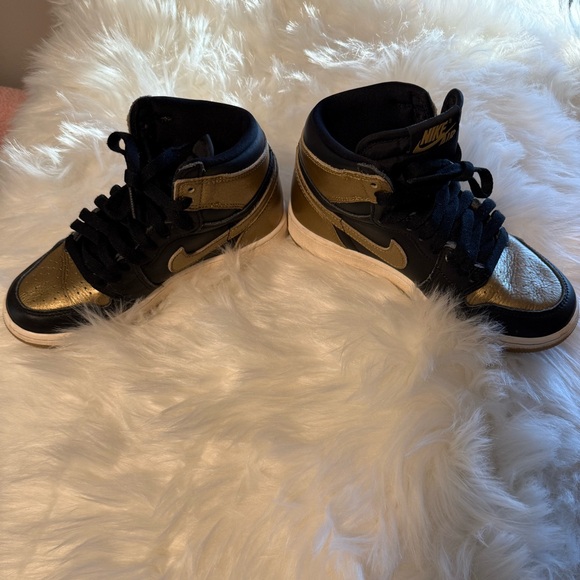 Nike Air Jordan 1 Retro High OG Black & Metallic Gold - Picture 3 of 6